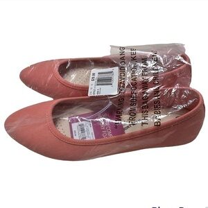 So NWT flats style Hi Tide Coral Twill womens size 6.5
